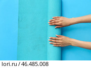 Женские руки с ковриком для йоги на цветном фоне. Стоковое фото, фотограф Pixel_shot / Фотобанк Лори
