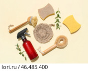 Набор чистящих средств, распылитель и ветки эвкалипта на цветном фоне. Стоковое фото, фотограф Pixel_shot / Фотобанк Лори