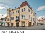 Дом на пересечении Крестовой улицы, 12 и Красной площади, 4. Мытный рынок. Рыбинск, Ярославская область, Россия (2024 год). Редакционное фото, фотограф Елена Коромыслова / Фотобанк Лори