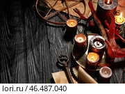 Магические атрибуты на темном деревянном волшебном столе. Стоковое фото, фотограф Pixel_shot / Фотобанк Лори