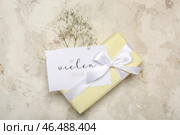 Открытка с текстом VIELEN DANK, подарочной коробкой и цветами на гранжевом фоне. Стоковое фото, фотограф Pixel_shot / Фотобанк Лори