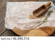 Доска с бумагой для выпечки, шариком панировочных сухарей и розмарином на деревянном фоне. Стоковое фото, фотограф Pixel_shot / Фотобанк Лори