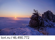 Закат на зимнем Байкале, о.Ольхон, скала Шаманка. Стоковое фото, фотограф Римма Тельнова / Фотобанк Лори