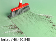 Подметание мусора метлой на цветном фоне. Стоковое фото, фотограф Pixel_shot / Фотобанк Лори