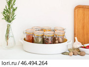 Банки с разными специями на столе на кухне. Стоковое фото, фотограф Pixel_shot / Фотобанк Лори