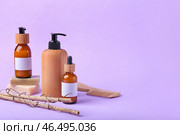 Композиция с флакончиками натуральной косметики для волос на цветном фоне. Стоковое фото, фотограф Pixel_shot / Фотобанк Лори