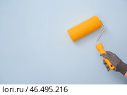 Работница красит стену валиком. Стоковое фото, фотограф Pixel_shot / Фотобанк Лори