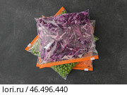 Полиэтиленовые пакеты с овощами на темном фоне. Стоковое фото, фотограф Pixel_shot / Фотобанк Лори