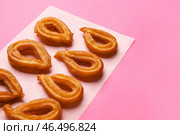 Пергамент с вкусными чуррос на цветном фоне. Стоковое фото, фотограф Pixel_shot / Фотобанк Лори
