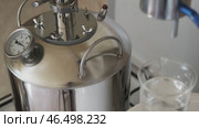 Home alcohol distillation equipment. Стоковое видео, видеограф Михаил Коханчиков / Фотобанк Лори
