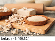 Деревянная доска с различными дрожжами и скалкой на фоне гранж. Стоковое фото, фотограф Pixel_shot / Фотобанк Лори