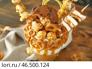 Стакан с вкусным уродом встряхнуть на деревянном столе, крупным планом. Стоковое фото, фотограф Pixel_shot / Фотобанк Лори