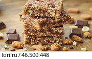 Delicious homemade granola bars with chocolate, nuts, and seeds. Стоковое AI-видео, аниматор Юрий Поздников / Фотобанк Лори