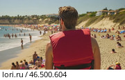 Lifeguard watching crowded beach on sunny summer day. Стоковое AI-видео, аниматор Юрий Поздников / Фотобанк Лори