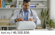 Doctor demonstrating orthopedic pillow benefits in medical office. Стоковое AI-видео, аниматор Юрий Поздников / Фотобанк Лори
