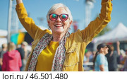Happy senior woman dancing and enjoying music festival. Стоковое AI-видео, аниматор Юрий Поздников / Фотобанк Лори