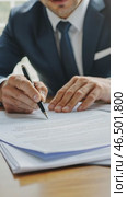Businessman signing contract in office environment. Стоковое AI-видео, аниматор Юрий Поздников / Фотобанк Лори