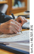 Businessman writing notes on paper at desk. Стоковое AI-видео, аниматор Юрий Поздников / Фотобанк Лори