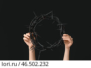 Женские руки с венком из терновника на темном фоне, крупным планом. Концепция Страстной Пятницы. Стоковое фото, фотограф Pixel_shot / Фотобанк Лори
