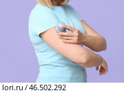 Женщина с глюкозным датчиком для измерения уровня сахара в крови и аппликатором на лиловом фоне. Концепция диабета. Стоковое фото, фотограф Pixel_shot / Фотобанк Лори