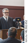 Judge speaking at podium in courtroom. Стоковое AI-видео, аниматор Юрий Поздников / Фотобанк Лори