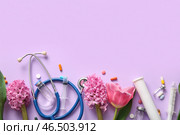Стетоскоп со шприцами, ампулами и цветами на Международный день медсестры на сиреневом фоне. Стоковое фото, фотограф Pixel_shot / Фотобанк Лори