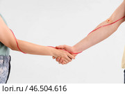Мужчина-донор крови и солдат пожимают друг другу руки на светлом фоне, крупный план. Стоковое фото, фотограф Pixel_shot / Фотобанк Лори
