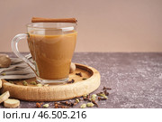 Стеклянная чашка вкусного масала чая с различными специями на грубом столе, крупный план. Стоковое фото, фотограф Pixel_shot / Фотобанк Лори
