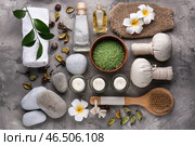 Красивая спа-композиция со свечами, косметикой и аксессуарами на сером фоне. Стоковое фото, фотограф Pixel_shot / Фотобанк Лори
