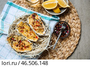 Тарелка с вкусными запеченными устрицами на столе. Стоковое фото, фотограф Pixel_shot / Фотобанк Лори