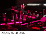 Современный DJ-микшер, крупным планом. Стоковое фото, фотограф Pixel_shot / Фотобанк Лори