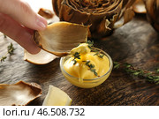 Женщина ест вкусный запеченный артишок с соусом, крупным планом. Стоковое фото, фотограф Pixel_shot / Фотобанк Лори