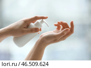 Руки молодой женщины, применяя крем в домашних условиях. Стоковое фото, фотограф Pixel_shot / Фотобанк Лори