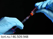 Косметолог держит шприц с наполнителем и ампулой на темном фоне, близком расстоянии. Стоковое фото, фотограф Pixel_shot / Фотобанк Лори