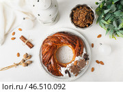 Тарелка с вкусным рождественским венком, кутьей и украшениями на светлом фоне. Стоковое фото, фотограф Pixel_shot / Фотобанк Лори