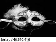 Карнавальная маска для празднования Марди Гра на темном фоне. Стоковое фото, фотограф Pixel_shot / Фотобанк Лори