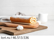 Доски с сладким бисквитным рулетом и белковой заварной пеной на белом деревянном фоне. Стоковое фото, фотограф Pixel_shot / Фотобанк Лори