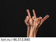 Стробоскопическое фото движущейся женщины, указывающей на что-то на темном фоне. Стоковое фото, фотограф Pixel_shot / Фотобанк Лори