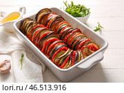 Форма для запекания вкусного рагу из кабачков на белом деревянном фоне. Стоковое фото, фотограф Pixel_shot / Фотобанк Лори