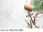 Корона терновника с деревянным крестом, гвоздями, молотом и ладаном на белом гранжевом фоне. Концепция Страстной Пятницы. Стоковое фото, фотограф Pixel_shot / Фотобанк Лори