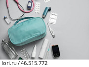 Аптечка и таблетки на сером фоне. Стоковое фото, фотограф Pixel_shot / Фотобанк Лори