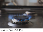 Газовая горелка с голубым пламенем на бытовой плите, крупным планом. Стоковое фото, фотограф Pixel_shot / Фотобанк Лори