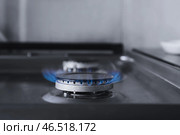 Газовая горелка с голубым пламенем на бытовой плите, крупным планом. Стоковое фото, фотограф Pixel_shot / Фотобанк Лори