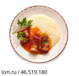 Тарелка с картофельным пюре, вкусным черносливом, запеченным в беконе и соусом подливка на белом фоне. Стоковое фото, фотограф Pixel_shot / Фотобанк Лори