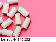 Картонные тубы от туалетной бумаги на розовом фоне. Стоковое фото, фотограф Pixel_shot / Фотобанк Лори