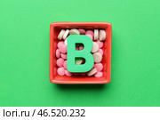 Таблетки витамина В на цветном фоне. Стоковое фото, фотограф Pixel_shot / Фотобанк Лори