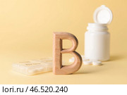 Таблетки витамина В на цветном фоне. Стоковое фото, фотограф Pixel_shot / Фотобанк Лори