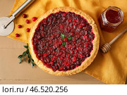 Вкусный пирог с брусникой и вареньем на цветном деревянном фоне. Стоковое фото, фотограф Pixel_shot / Фотобанк Лори