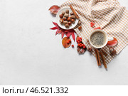 Композиция с чашкой кофе, орехами и осенними листьями на светлом фоне. Стоковое фото, фотограф Pixel_shot / Фотобанк Лори