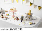 Стол с объедками после вечеринки. Стоковое фото, фотограф Pixel_shot / Фотобанк Лори